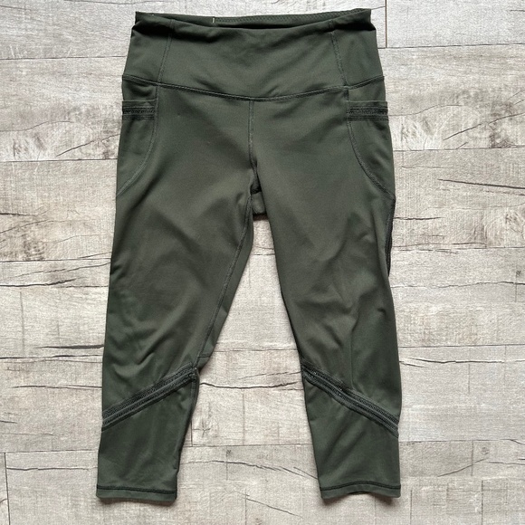Victoria's Secret Sport Knockout Army Khaki Green Capri Cut Out Mesh Leggings M - Picture 1 of 13